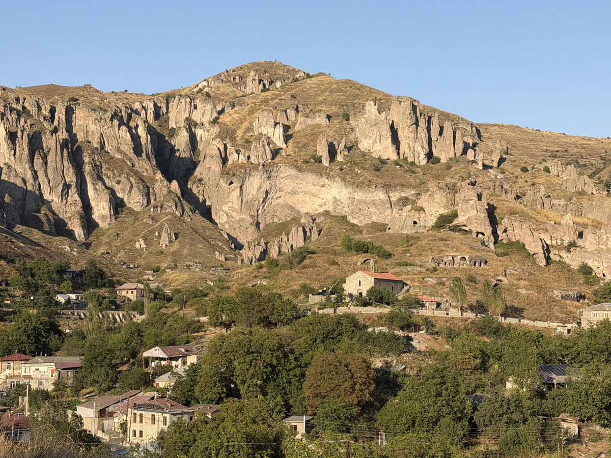 jrambaud's tweet photo. #Goris ciudad del extremo sureste de #Armenia frontera con Nagorno Karabaj #Azerbayan con fronteras cerradas tras conflictos bastante recientes. Torres de piedra en un lugar tranquilo. https://t.co/YEdbiYuClU