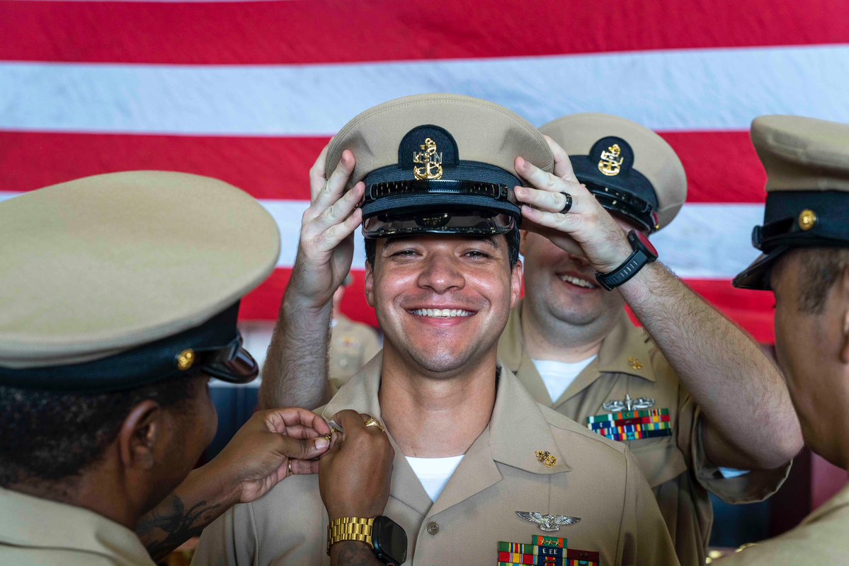 CVN_72's tweet photo. Welcome to the Chiefs Mess! ⚓️
Congratulations to all of our newly pinned Chief Petty Officers across Carrier Strike Group 3!
#LincolnNation is so proud of you and can’t wait to see what you all accomplish! https://t.co/AbKkqd7396