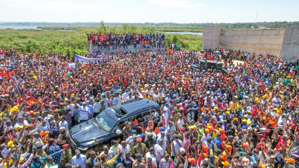 HusseinMohamedg's tweet photo. Hapa Kazi tu!

President Ruto inspects the ongoing construction of Dhogoye Bridge in Bondo Constituency, Siaya County. https://t.co/TMKKg5d1NW