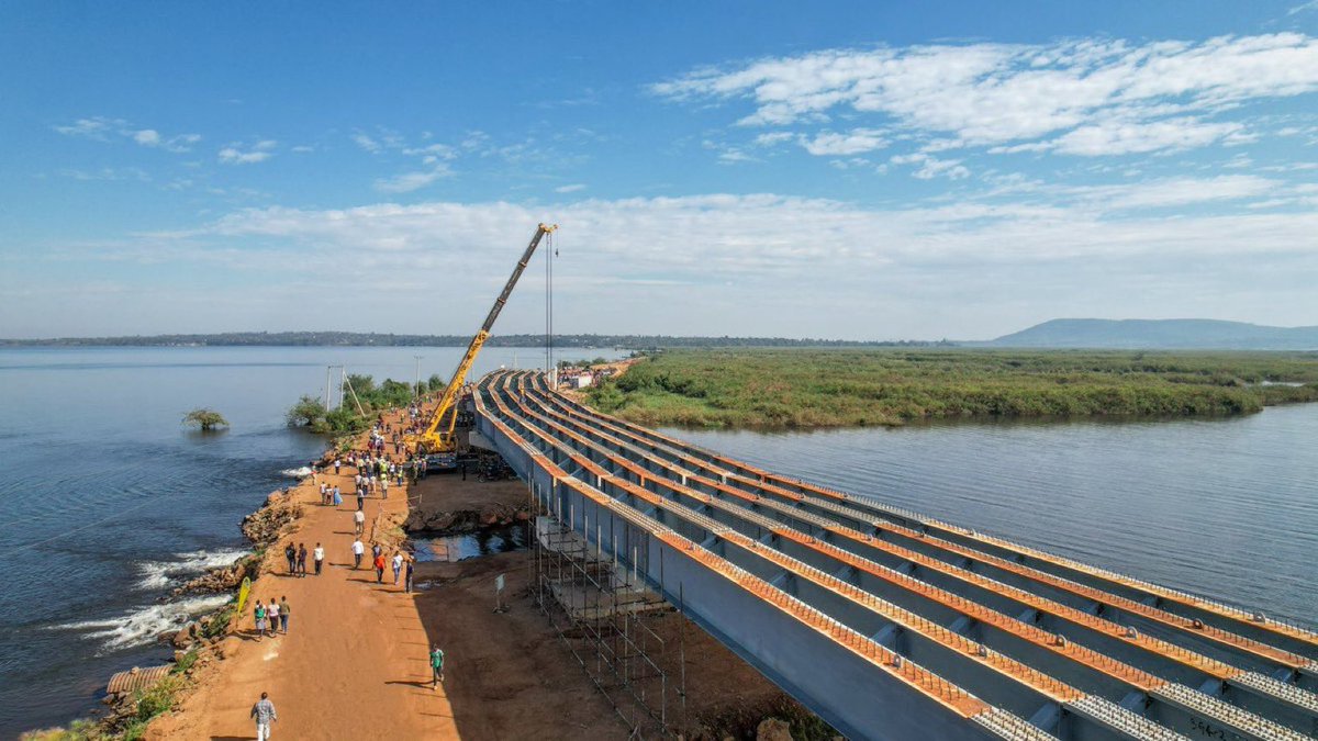 HusseinMohamedg's tweet photo. Hapa Kazi tu!

President Ruto inspects the ongoing construction of Dhogoye Bridge in Bondo Constituency, Siaya County. https://t.co/TMKKg5d1NW