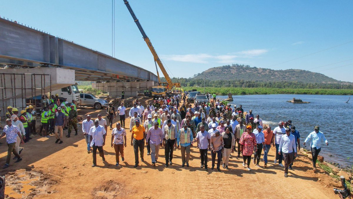 HusseinMohamedg's tweet photo. Hapa Kazi tu!

President Ruto inspects the ongoing construction of Dhogoye Bridge in Bondo Constituency, Siaya County. https://t.co/TMKKg5d1NW