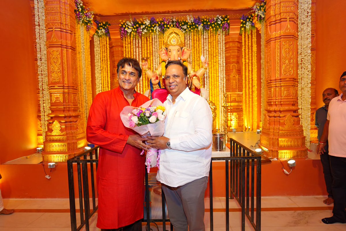 ShelarAshish's tweet photo. अभिनेते अजिंक्य देव यांनी आमच्या वांद्रे पश्चिम सार्वजनिक गणेशोत्सव मंडळाच्या गणरायाचे दर्शन घेतले.

#GanpatiBappaMorya #Ganeshotsav #GanpatiDarshan #AshishShelar https://t.co/p6Rs0nPlVn