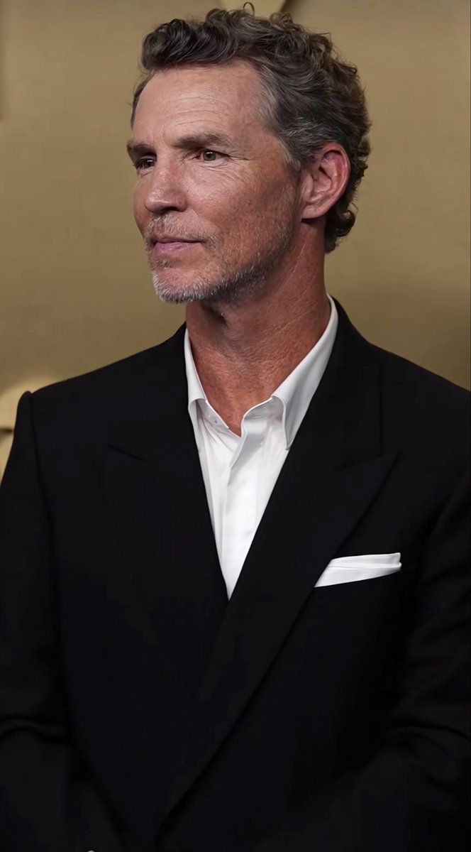 itsmelavery's tweet photo. he is SO insanely handsome https://t.co/NYxa8i59Ue