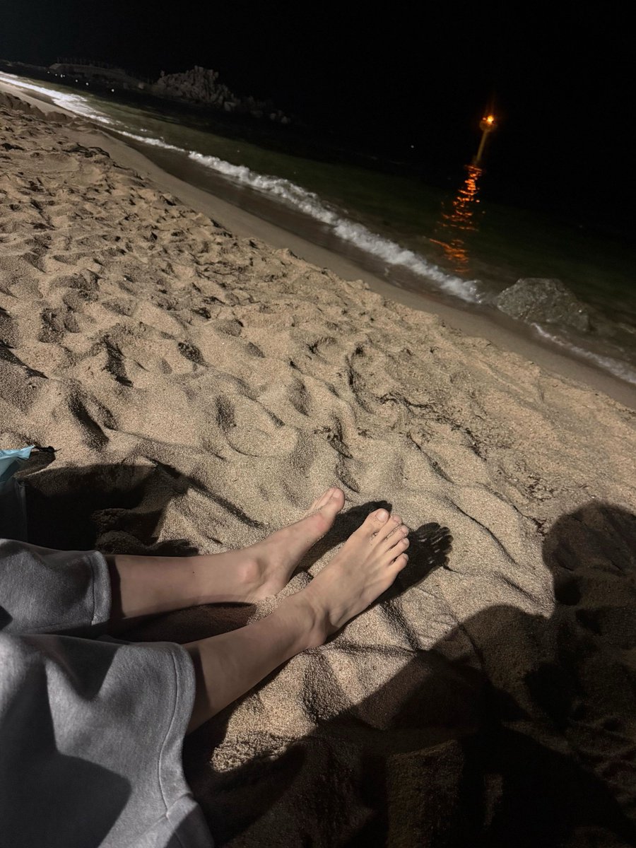 8w8ow6's tweet photo. 이 끈질긴떡밥이 1주년이라니… 나 강릉바다가본적도없는데 이제 모래알갱이만봐도 강릉인거맞힐수잇음, https://t.co/5fa9m6Nsdr