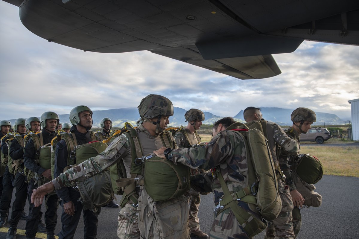 2eRpima's tweet photo. #PartenariatMilitaire #TAP #reserveoperationnelle
🪂 Après avoir réussi les tests d'aptitude et suivi 12 jours d'instruction avec les moniteurs para du 2e RPIMa, 15 commandos des forces mauriciennes et 15 réservistes opérationnels du 2e RPIMa ont décroché leur brevet para #BMP https://t.co/T651sDpubK