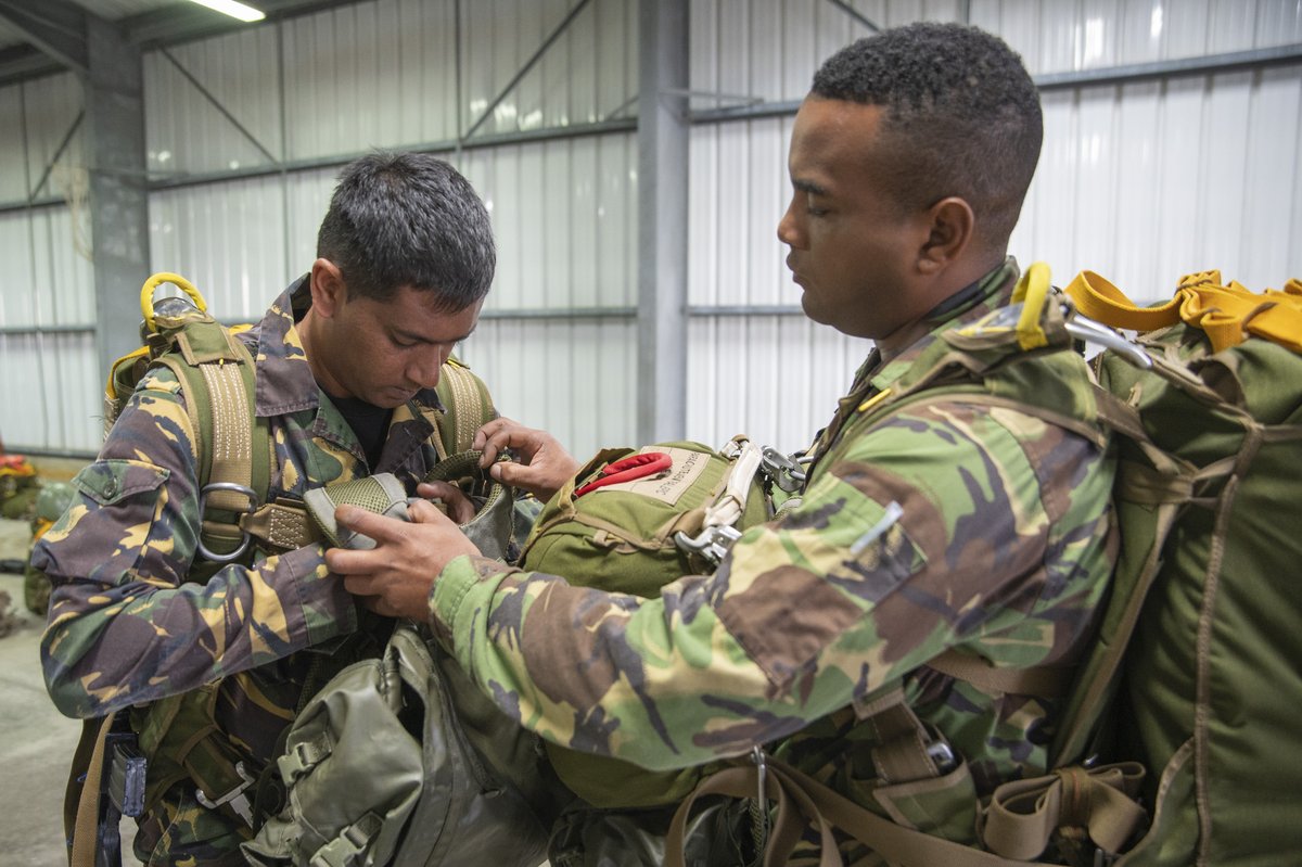 2eRpima's tweet photo. #PartenariatMilitaire #TAP #reserveoperationnelle
🪂 Après avoir réussi les tests d'aptitude et suivi 12 jours d'instruction avec les moniteurs para du 2e RPIMa, 15 commandos des forces mauriciennes et 15 réservistes opérationnels du 2e RPIMa ont décroché leur brevet para #BMP https://t.co/T651sDpubK