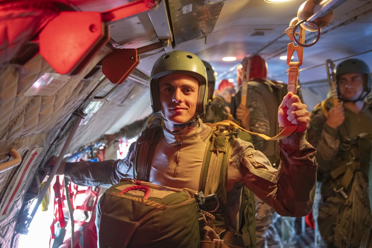 2eRpima's tweet photo. #PartenariatMilitaire #TAP #reserveoperationnelle
🪂 Après avoir réussi les tests d'aptitude et suivi 12 jours d'instruction avec les moniteurs para du 2e RPIMa, 15 commandos des forces mauriciennes et 15 réservistes opérationnels du 2e RPIMa ont décroché leur brevet para #BMP https://t.co/T651sDpubK