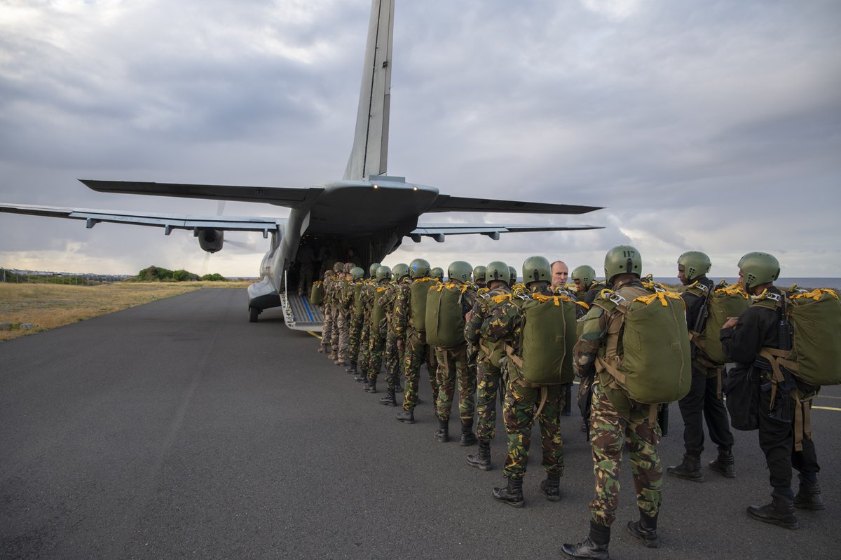 2eRpima's tweet photo. #PartenariatMilitaire #TAP #reserveoperationnelle
🪂 Après avoir réussi les tests d'aptitude et suivi 12 jours d'instruction avec les moniteurs para du 2e RPIMa, 15 commandos des forces mauriciennes et 15 réservistes opérationnels du 2e RPIMa ont décroché leur brevet para #BMP https://t.co/T651sDpubK