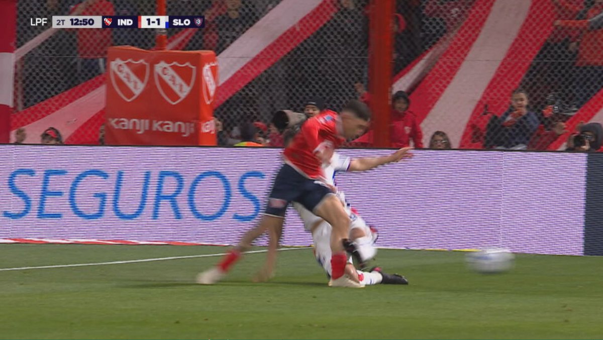 carussomatias's tweet photo. Volviendo a ver el partido... Tello había agarrado la amarilla para amonestar a Amor, se acordó y la volvió a esconder.

Le pegó 2 patadas de tarjeta a Montiel, cobró la falta (es decir que vio el contacto), pero no quiso amonestarlo.

Ya no sorprende. Jugó REGALADO el defensor. https://t.co/TNKc7jB65w