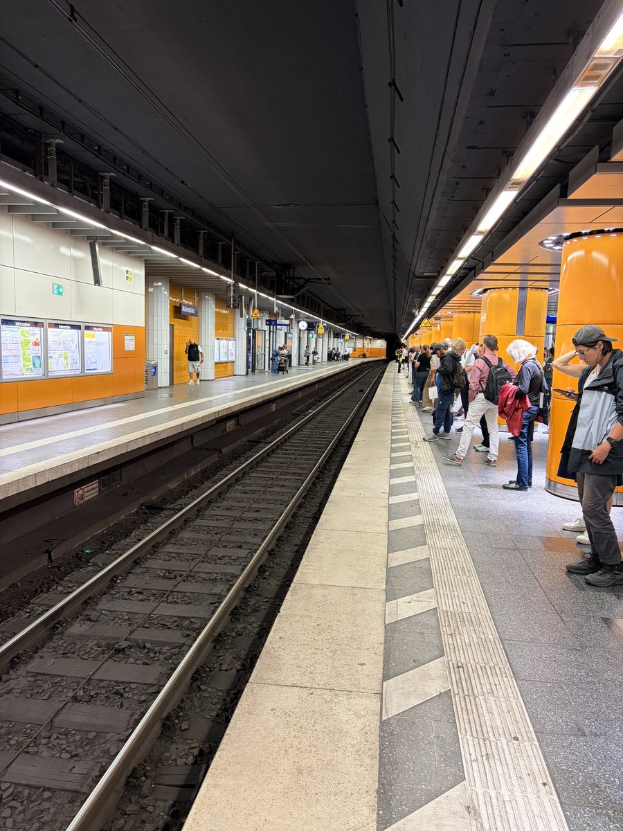 AnnieMuc's tweet photo. Störungen bei der S-Bahn wie der heutige, andauernde Oberleitungsschaden, können passieren. Dass aber gleichzeitig keine elektronische Anzeige funktioniert und man am Gleis steht und null informiert wird, ist einfach nur ätzend. Verzweifelt gesendet vom Marienplatz um 17.22 Uhr. #münchen