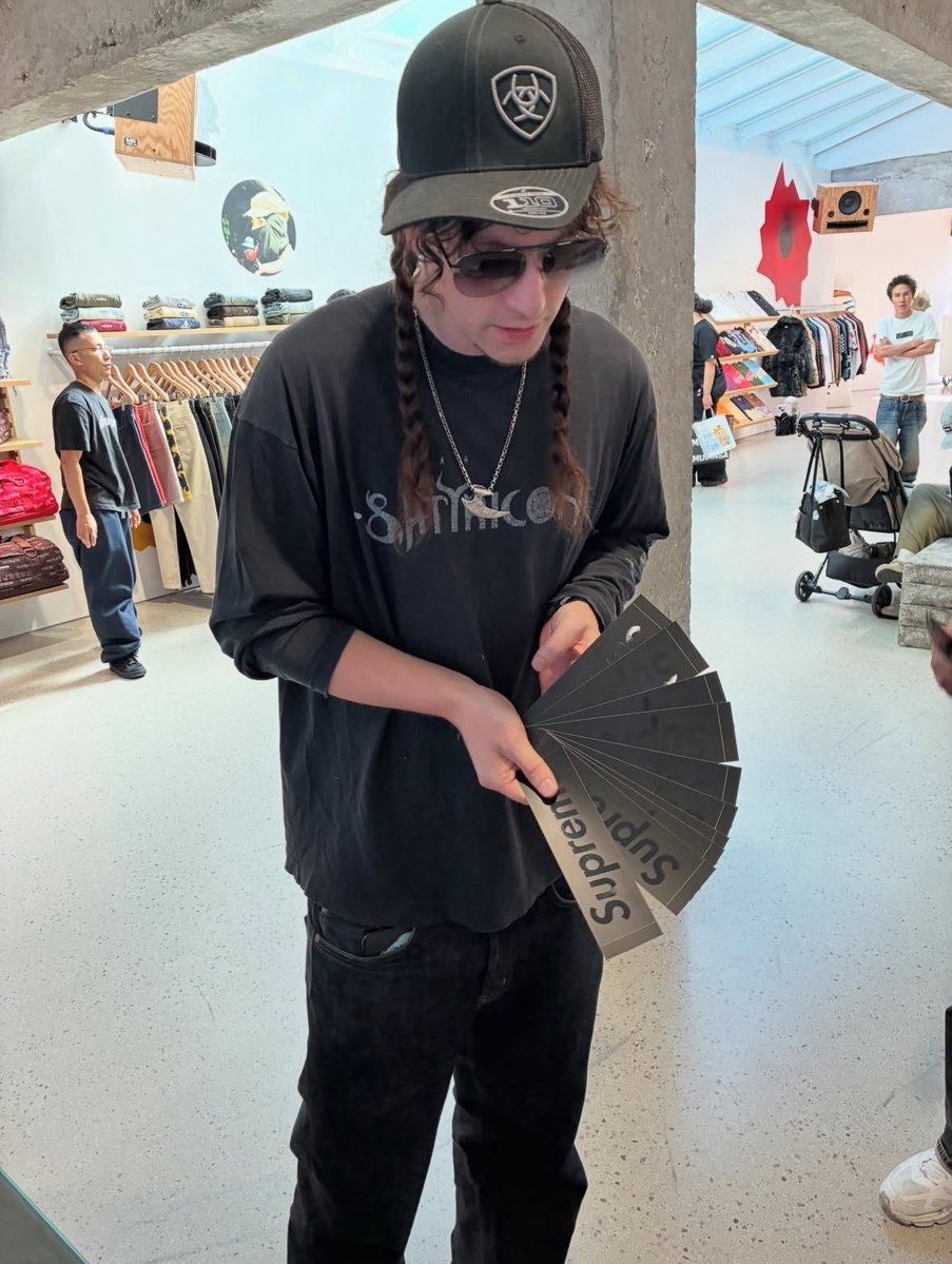 DrainGangBr's tweet photo. Bladee em novas fotos na Coreia do Sul. https://t.co/fq558QBJuN