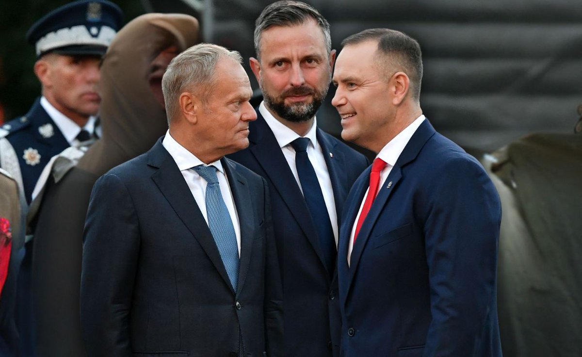 wirtualnapolska's tweet photo. 🔴Polska ofensywa. Tusk jedzie do Kijowa, Kosiniak-Kamysz do Waszyngtonu, Nawrocki na Bliski Wschód

W związku z rosnącymi obawami o eskalację wojny ze strony Rosji zarówno rząd, jak i pałac prezydencki ruszają z ofensywą dyplomatyczną. Równolegle do tych działań polskie władze starają się o umiędzynarodowienie tematu ochrony nieba nad wschodnią flanką Sojuszu. Rząd planuje również umocnienie punktów granicznych i wyposażenie ich w schrony.

🖊️Zbigniew Parafianowicz