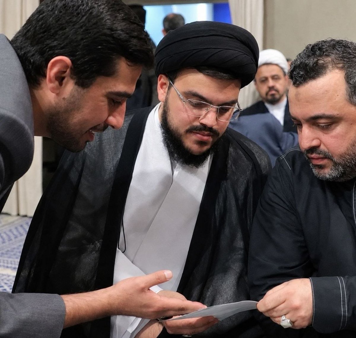 ahlmaz24's tweet photo. بعد الصلاة…
كان السيد حسن نصر الله يوجّه إبنهُ إلى
 ألّا ينهض مباشرةً من مكانه بعد الصلاة، بل يبقى قليلًا على سجادته ويُعقّب ولو بتسبيحة الزهراء عليها السلام وكان يعلّمه أن
 يدعو الله بالنور والبصيرة والفهم والعلم.

تربيةٌ لا تتوقف عند أداء الصلاة
بل تمتدّ إلى ما يبقى في القلب https://t.co/gdpGUHHDT4