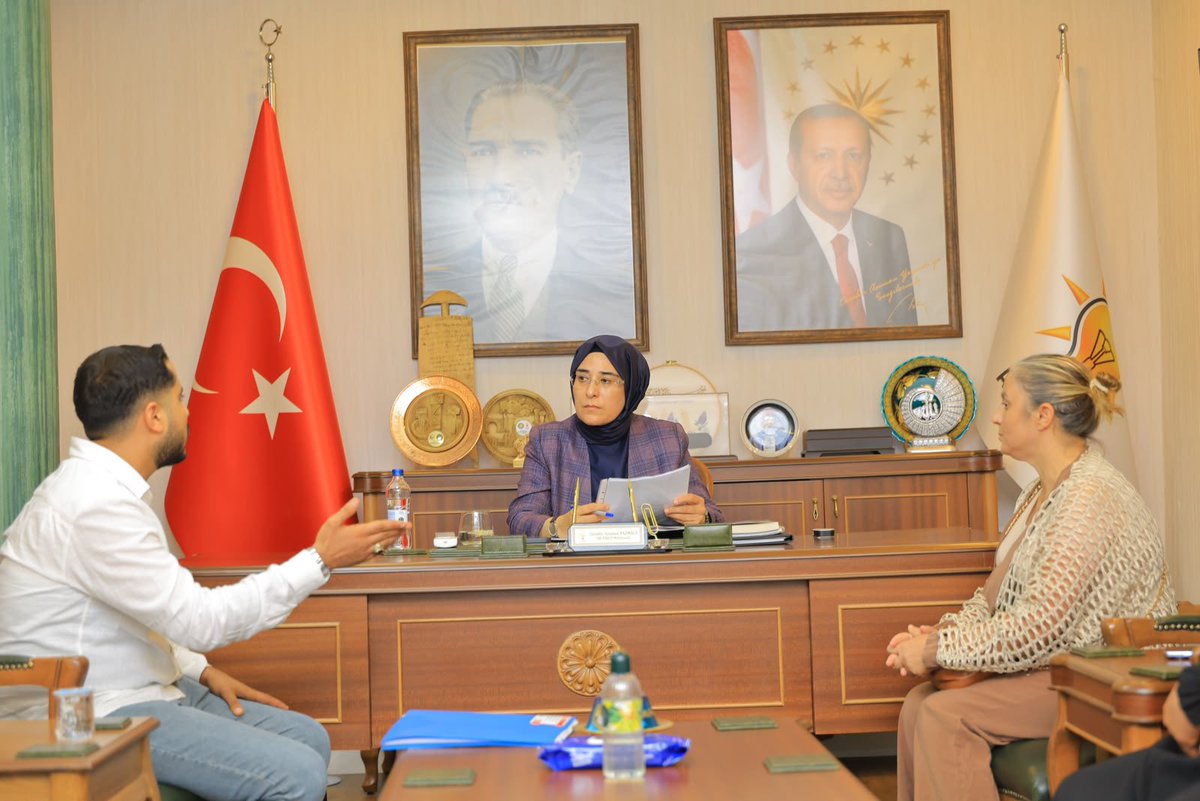 kamusaldava's tweet photo. Sayın Vekilimiz @CYAZMAC

Randevu talebimizi kabul ederek bizlerin sorunlarını dinlediğiniz için teşekkür ederiz.

Platformumuz adına Azat kardeşimiz ve Fatma ablamız, yaşadığımız sorunları sözlü ve yazılı olarak Sayın Vekilimize aktarmış, hazırladığımız raporları kendisine sunmuştur.

Sorunlarımızın artık kalıcı bir çözüme kavuşmasını, vatandaşın mağduriyetinin gözetilmesini ve yasal faiz oranında uzlaşma iradesinin ortaya konulmasını talep ediyoruz.

Çare uzlaşmadır. Çözüm, mağduriyetleri daha fazla büyütmeden adil bir yol bulmaktır.

Hep beraber toplumsal helalleşmeyi ve barışı sağlayalım. 

#AyrımsızAdaletİstiyoruz
#TCK158EkonomikSuçaEkonomikCeza 

@abakingurlek @AbdullhAydgdu @ceyhanburakab @avsedatayyldz @avabdullahguler @cuneytyuksel_ @akbasogluemin @Akparti