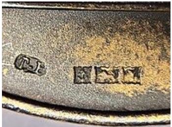 NumisMedal's tweet photo. 🔎 Les poinçons racontent une autre histoire…
Cette médaille était proposée à la vente comme une médaille en bronze. Pourtant, un détail mérite vraiment qu’on s’y attarde…
🇬🇧 Les poinçons britanniques argent sterling sont présents au revers en bas (« à l’exergue »).
 #Poinçons https://t.co/S9Kyaeubay