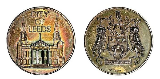 NumisMedal's tweet photo. 🔎 Les poinçons racontent une autre histoire…
Cette médaille était proposée à la vente comme une médaille en bronze. Pourtant, un détail mérite vraiment qu’on s’y attarde…
🇬🇧 Les poinçons britanniques argent sterling sont présents au revers en bas (« à l’exergue »).
 #Poinçons https://t.co/S9Kyaeubay