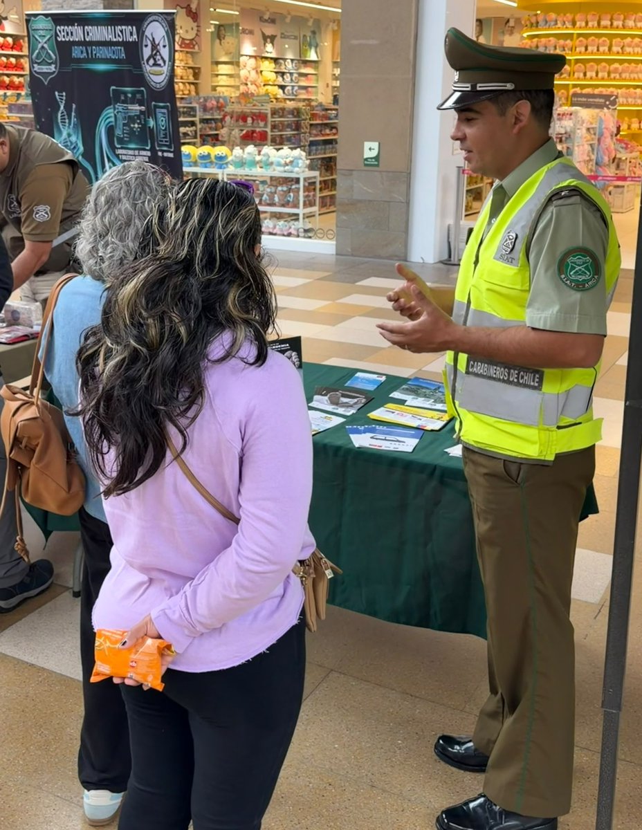 CarabArica's tweet photo. ¡La prevención la hacemos todos! 👮‍♂️👮‍♀️ En el Mall Plaza Arica, #Siat concientiza sobre la seguridad vial en estas Fiestas 🇨🇱. 
Evita el consumo de alcohol y drogas al conducir 🚘 Usa siempre el cinturón de seguridad. ¡Disfruta con responsabilidad y cuida a tu familia! 🚨💚 https://t.co/P9m91s5xWW
