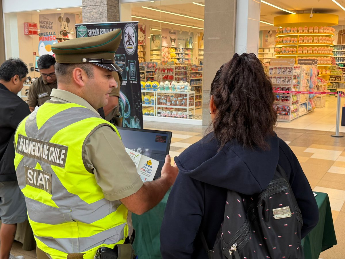 CarabArica's tweet photo. ¡La prevención la hacemos todos! 👮‍♂️👮‍♀️ En el Mall Plaza Arica, #Siat concientiza sobre la seguridad vial en estas Fiestas 🇨🇱. 
Evita el consumo de alcohol y drogas al conducir 🚘 Usa siempre el cinturón de seguridad. ¡Disfruta con responsabilidad y cuida a tu familia! 🚨💚 https://t.co/P9m91s5xWW