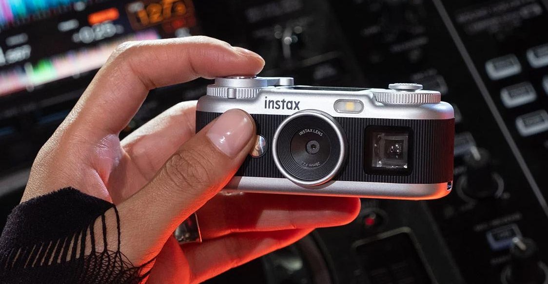 RheaReneebb's tweet photo. Have you seen this? Fujifilm’s Instax Pal 2 is a tiny digital camera that may not disappoint https://t.co/QbbdRfunoe #Mark1051  #KnowYourSocial #RheaRenee https://t.co/LRXCGueaqg