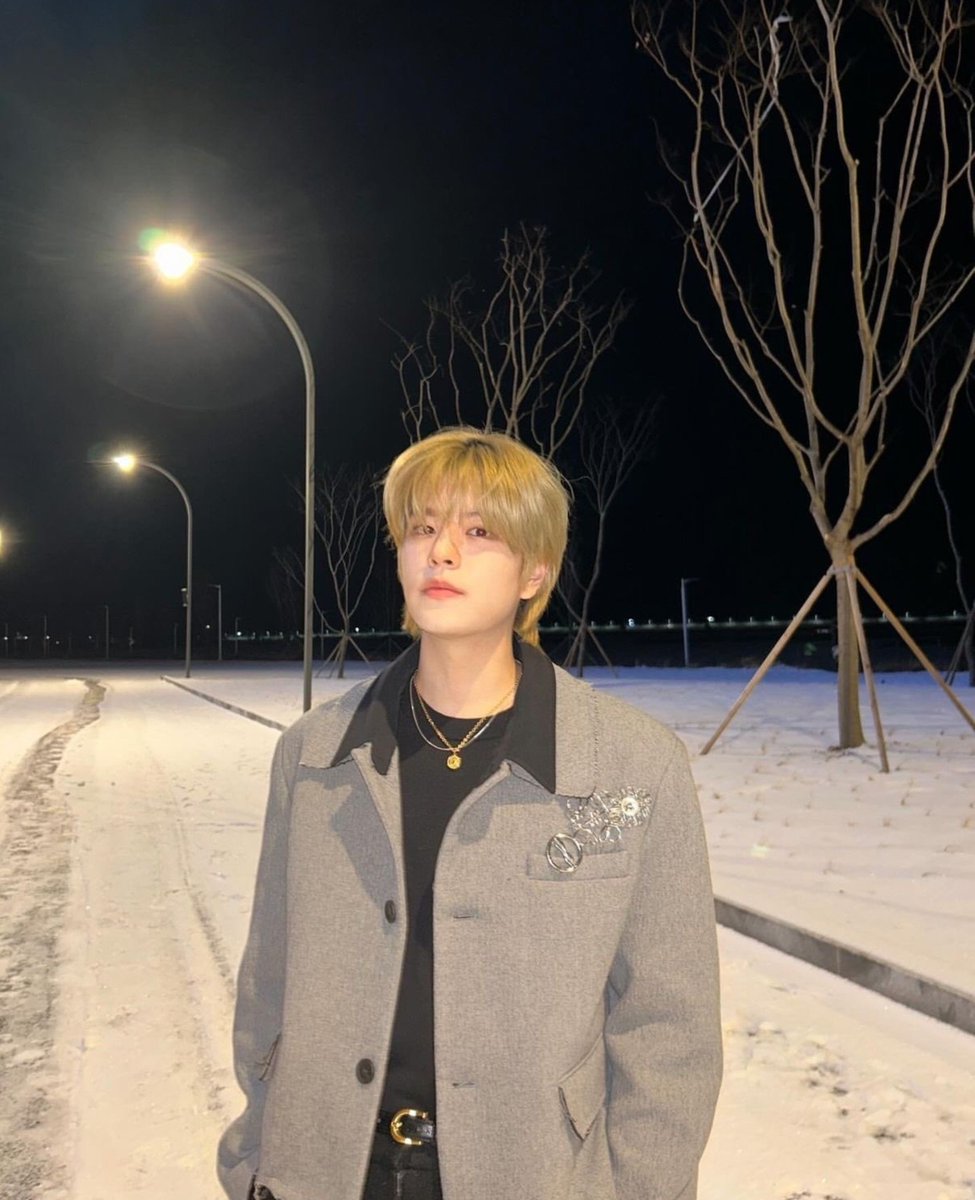 seungdling's tweet photo. Seungmin once built a snowman, now we call it Mount Everest #kimseungminpavedtheway https://t.co/ivt6XjbBpO