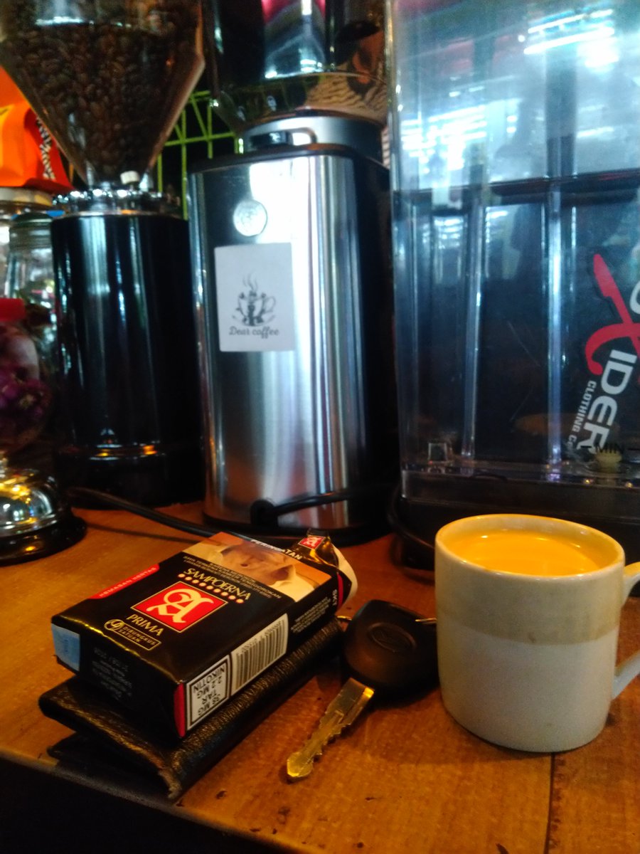 Bigs3cret33's tweet photo. Antara kopi, rokok, dan pemuda lingkungan separuh baya. https://t.co/H2F6lPn5Qn