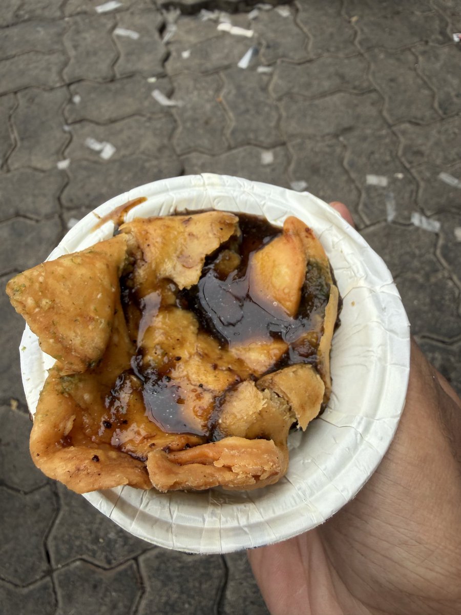 DipleshMankape's tweet photo. someone teach samosa to blr, please https://t.co/NSyblshgow