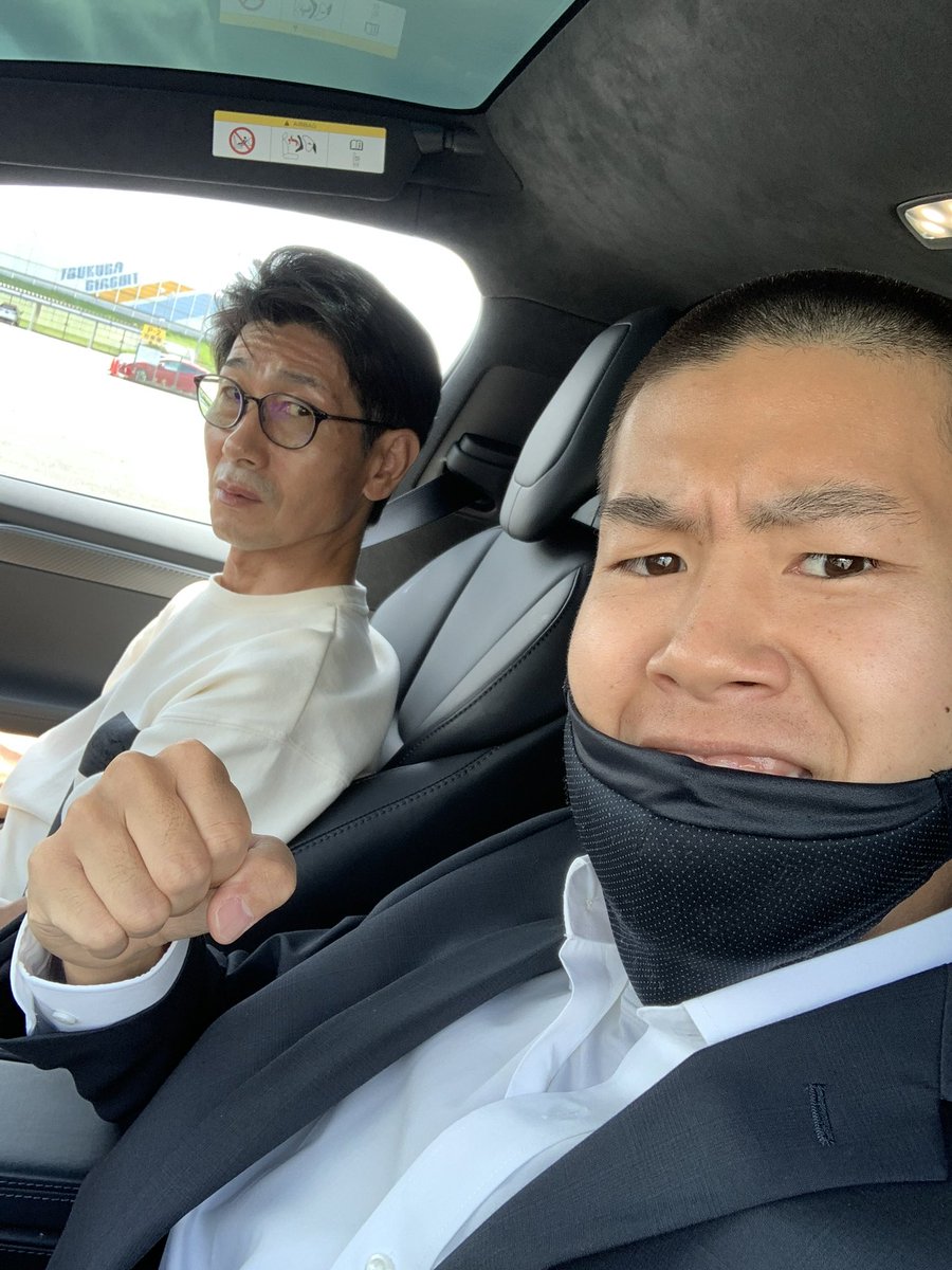 rikki082718's tweet photo. 現役生活、本当にお疲れ様でした。

どんな思いで、42年間続けてきた大好きな騎手という道を、自ら終える決断をしたのか。
今の自分には、まだ全部を理解することはできません。

馬が大好きで、
「俺には騎手しかない」
そう言い続けて、42年間ずっと頑張ってきた姿を、息子として一番近くで見られたことを、本当に幸せに思います。

たくさんのお客さんの前で、歓声を浴びながら馬に乗る姿。
きっと多くの人が知っているのは、そんな輝かしい姿だと思います。

でも、僕が一番覚えているのは、そういう姿だけじゃありません。

家族の誰よりも早く起きて、
毎朝ストレッチをして、
朝、歯を磨きながらスクワットをして、
毎日欠かさず神棚に手を合わせる姿。

誰にも見られていないところで、何十年も続けてきた小さな積み重ね。

その姿を近くで見てきて、
「偉大なところに行くためには、特別なことをするんじゃなくて、当たり前のことを誰よりも長く続けることなんだ」
ということを教えてもらいました。

息子として、ずっと見てきたからこそ分かります。

馬が好きだから
俺にはこれしかないから

そう言って、何歳になっても馬に乗り続ける姿を、もう見られなくなると思うと、正直、寂しくて仕方ありません。

でも、これは終わりじゃなくて、ひとつの区切りなんだと思います。

これからは今まで我慢してきたことも含めて、たくさん好きなことをして、少しでも長く元気に生きてください。

あなたの息子でいられたことだけは、心から誇りに思います。

好きなことを仕事にすることの大変さ。
夢を追い続けることの苦しさ。
そして、どれだけ苦しくても、自分の信じた道を貫く強さ。

42年間、背中で教えてくれてありがとうございました。

現役生活、本当にお疲れ様でした。

ゆっくり休んでください。

僕の中のヒーローが、ひとつの舞台を降りてしまって、心にはぽっかり穴が開いたような気がします。

でも

全然、悲しくないです。

だって、まだ終わってないから。

これからは僕たち家族と一緒に、まだまだたくさんの景色を見に行きましょう。

42年間、本当にありがとう。
そして、これからも僕のヒーローでいてください。

引退式、楽しみにしています。
最後の晴れ舞台、しっかり目に焼き付けたいと思います。#柴田善臣