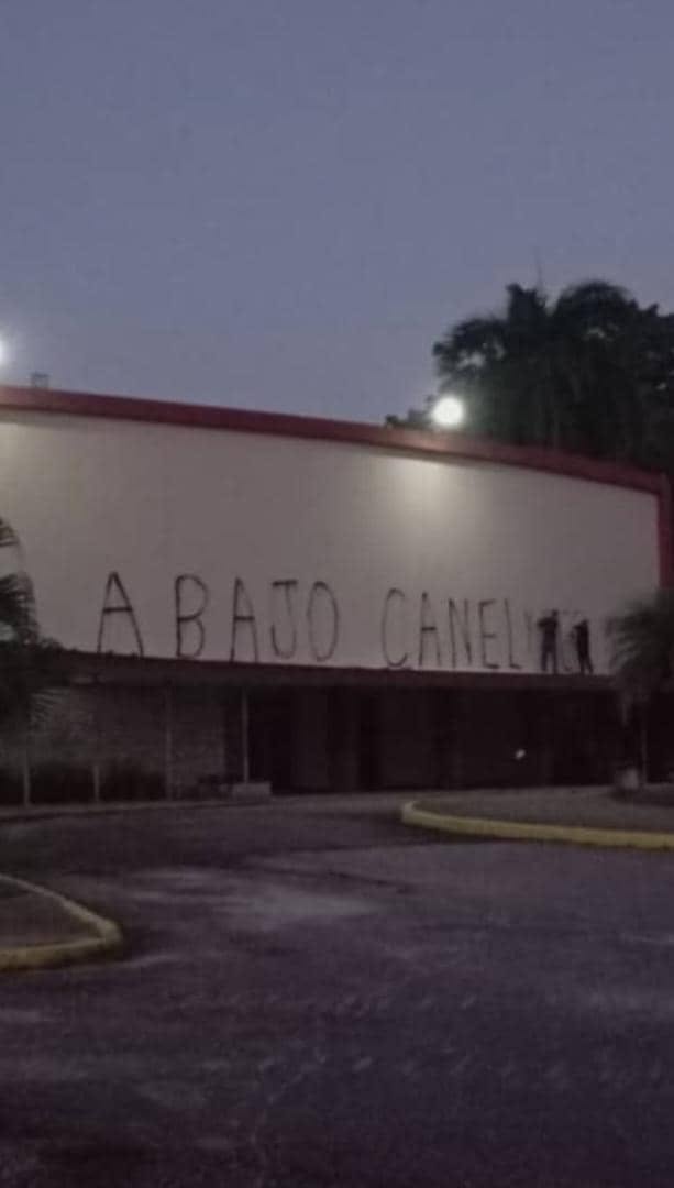 CubanetNoticias's tweet photo. 🚨 Aparece enorme cartel de “Abajo Canel” en la Universidad Central de Las Villas

Un enorme cartel con la frase “ABAJO CANEL” apareció pintado en la fachada del Teatro Universitario de la Universidad Central “Marta Abreu” de Las Villas (UCLV), en Santa Clara.

La pintada habría sido realizada durante la noche del domingo 13 o la madrugada del lunes 14 de septiembre, coincidiendo con la inauguración del nuevo curso escolar, según informó el periodista Carlos Alejandro Rodríguez Martínez, quien aseguró haber verificado la fotografía.

Rodríguez, graduado de esa universidad, recordó que había jurado no regresar al centro hasta que terminara la discriminación política. Tras conocer lo ocurrido, ironizó: “Aunque no ha llegado esa hora, quizás ya me permitiría regresar”.
Foto. Carlos Alejandro Rodríguez Martínez