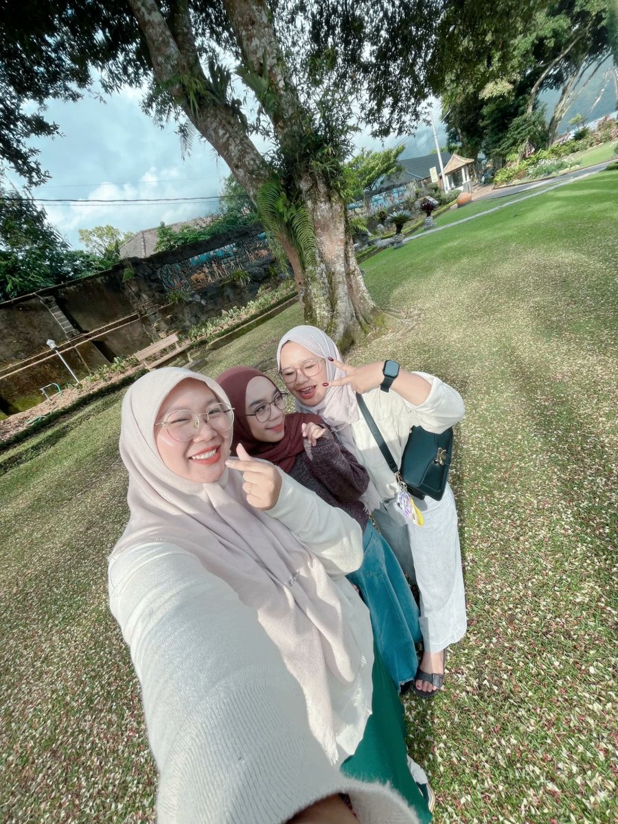 Fernandebass's tweet photo. Three people, three different personalities. Why are we still together? Because we never talk behind each other’s backs—we say it to her face. https://t.co/pDVU9p7XNY