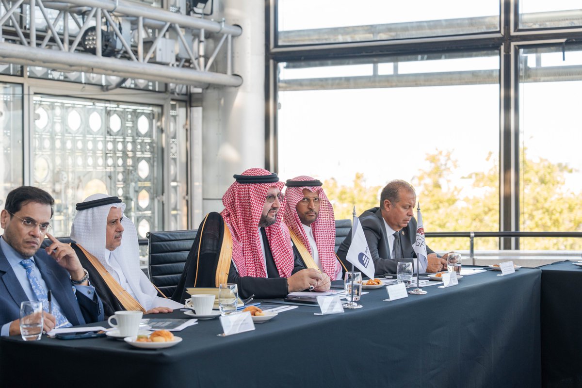 imarabe's tweet photo. 🤝 La jeunesse au cœur des échanges entre l’ @imarabe  et @AGFUNDProgram 

Mme @AClaireLegendre , présidente de l’Institut du monde arabe, a reçu Son Altesse Royale le prince @AAzizTalal , président d'Arab Gulf Programme for Development (AGFUND), accompagné d’une délégation de haut niveau, à l’occasion de sa visite à Paris.

Les échanges ont porté sur les perspectives d’un partenariat entre les deux institutions autour d’une priorité commune : la jeunesse.

Son Altesse Royale et la délégation ont également découvert l’exposition du Prix du design de l’IMA 2026, qui met à l’honneur la créativité des designers du monde arabe et de sa diaspora.

Cette rencontre traduit la volonté de l’IMA de nouer des partenariats avec les institutions du monde arabe pour favoriser les liens entre les jeunes européens et arabes et favoriser l’accès des jeunes à la culture.

📸 Malek Ben Salem/IMA

#ima #AGFUND #jeunesse #coopérationculturelle