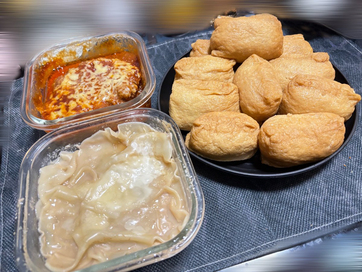 _nemu__san's tweet photo. どーん(  ˙꒳​˙  )！！！
ハンバーグと包まない小籠包、おいなりさん🍚💟

左2つはレンチン料理🍳 https://t.co/4disJaN5kM