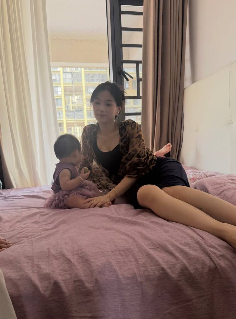Adel83955007's tweet photo. 有时候也挺理解婚内出轨，每天素面朝天，满身奶渍奶味在他眼里也许就是他口中所说的黄脸婆吧。 https://t.co/mYS2mzVfMQ