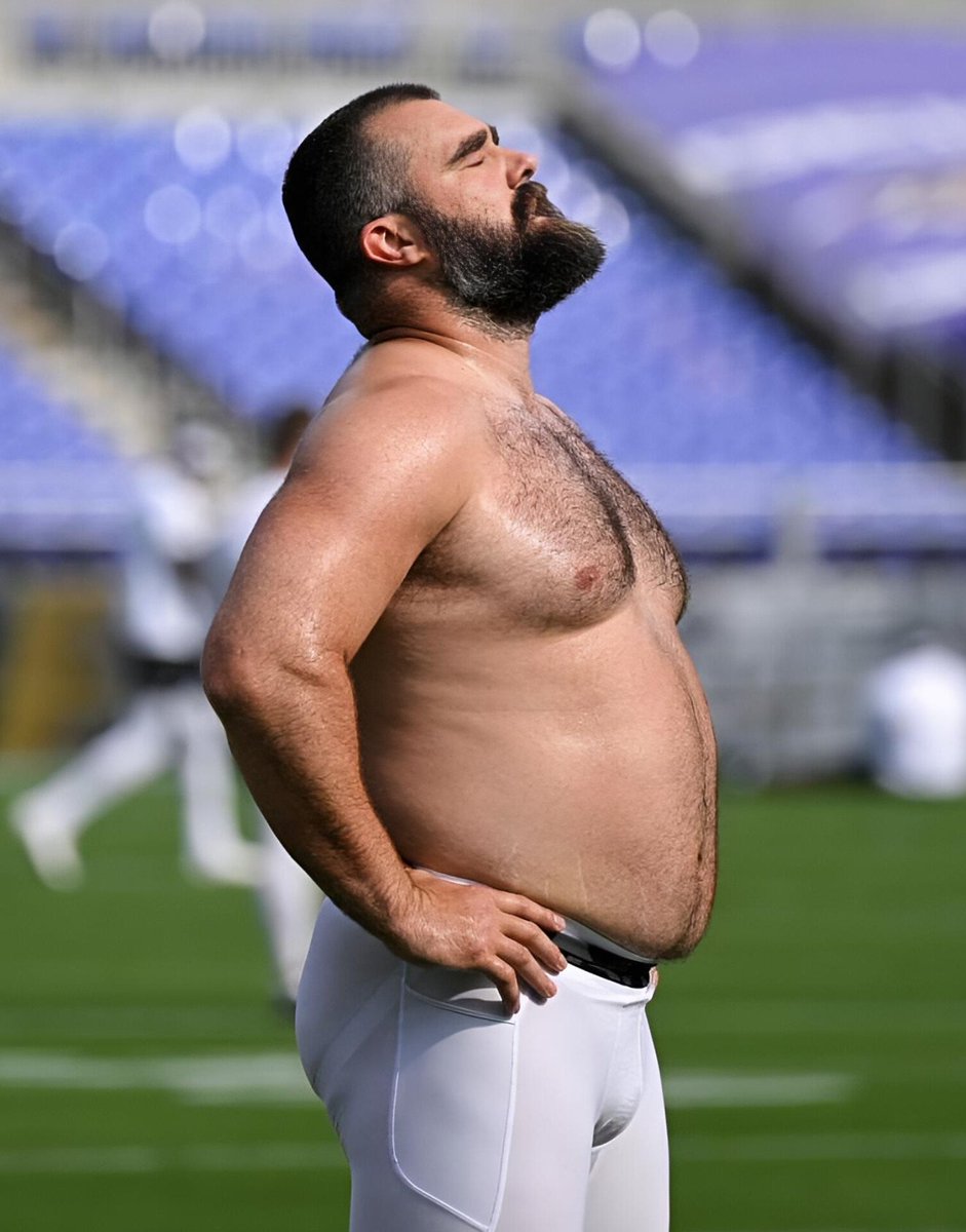Mosesedosa01's tweet photo. Jason kelce 

What is he thinking..... https://t.co/bcMZaW9LBY