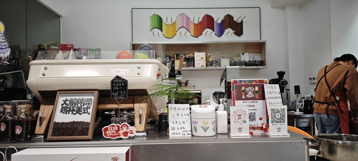 PatNopachai's tweet photo. Tried the new zero-waste coffee bar downtown—no disposable cups, baristas craft drinks from local beans, and every sip feels guilt-free! A game-changer for my daily brew routine.， https://t.co/YeXfgAOA6B