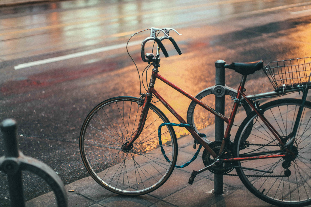 _casita's tweet photo. A sudden downpour got everyone rushing on the street, but this old bike leaning against the wall still looked cool. https://t.co/paX4r8KlPe