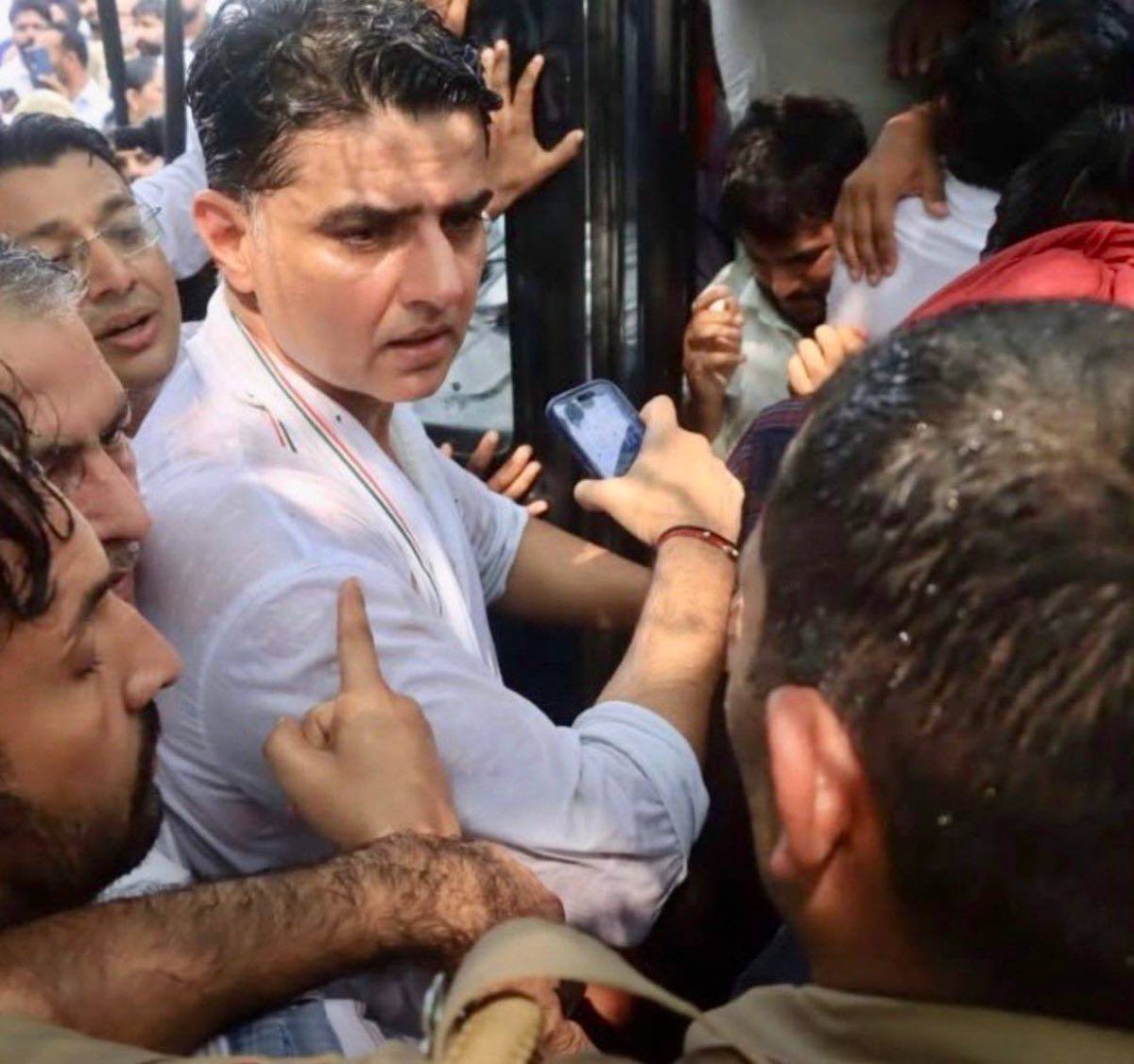 SachinPilot's tweet photo. ਪੰਜਾਬ ਦੇ ਲੋਕਾਂ ਦੀ ਆਵਾਜ਼ ਨੂੰ ਕੋਈ ਦਬਾ ਨਹੀਂ ਸਕਦਾ।

ਕਾਂਗਰਸ ਪਾਰਟੀ ਹਰ ਥਾਂ ਲੋਕਾਂ ਦੀ ਆਵਾਜ਼ ਮਜ਼ਬੂਤੀ ਨਾਲ ਚੁੱਕਦੀ ਆਈ ਹੈ ਤੇ ਹਮੇਸ਼ਾ ਚੁੱਕਦੀ ਰਹੇਗੀ। ਇੱਕ ਪਰਿਵਾਰ ਨੇ ਆਪਣਾ ਪਿਆਰਾ ਸਿਰਫ਼ ਇਸ ਲਈ ਗੁਆਇਆ ਕਿਉਂਕਿ ਉਹਨੇ ਪੰਜਾਬ ਸਰਕਾਰ ਤੋਂ ਨਸ਼ਿਆਂ ‘ਤੇ ਸਵਾਲ ਕੀਤਾ। ਤੇ ਇੱਕ ਸਵਾਲ ਦੀ ਕੀਮਤ ਉਹਨਾਂ ਨੂੰ ਆਪਣੀ ਜਾਨ ਦੇ ਕੇ ਚੁਕਾਉਣੀ ਪਈ, ਗੁਲਜ਼ਾਰ ਸਿੰਘ ਜੀ ਨੂੰ ਇਨਸਾਫ਼ ਮਿਲਣਾ ਚਾਹੀਦਾ ਹੈ। ਪੰਜਾਬ ਦੇ ਲੋਕਾਂ ਦੇ ਮਨ ਵਿੱਚ ਇਹ ਵਿਸ਼ਵਾਸ ਹੋਣਾ ਚਾਹੀਦਾ ਹੈ ਕਿ ਉਨ੍ਹਾਂ ਦੀ ਆਵਾਜ਼ ਨੂੰ ਕੁਚਲਿਆ ਨਹੀਂ ਜਾ ਸਕਦਾ ਅਤੇ ਉਨ੍ਹਾਂ ਨੂੰ ਡਰਾਇਆ ਨਹੀਂ ਜਾ ਸਕਦਾ।

ਇਸ ਤਾਨਾਸ਼ਾਹੀ ਖ਼ਿਲਾਫ਼ ਲੜਾਈ ਹਰ ਨਾਗਰਿਕ ਦੀ ਹੈ ਜੋ ਆਪਣੇ ਅਧਿਕਾਰਾਂ ਲਈ ਸਵਾਲ ਚੁੱਕਦਾ ਹੈ ਤੇ ਸਰਕਾਰ ਦੀ ਤਾਨਾਸ਼ਾਹੀ ਖ਼ਿਲਾਫ਼ ਖੜ੍ਹੇ ਹੋਣ ਦੀ ਹਿੰਮਤ ਰੱਖਦਾ ਹੈ।

@RahulGandhi  @priyankagandhi 
@RajaBrar_INC  @CHARANJITCHANNI @Partap_Sbajwa @Sukhjinder_INC @VijayIndrSingla @PargatSOfficial @SurajThakurINC @Dalvi_INC @INCIndia @INCPunjab