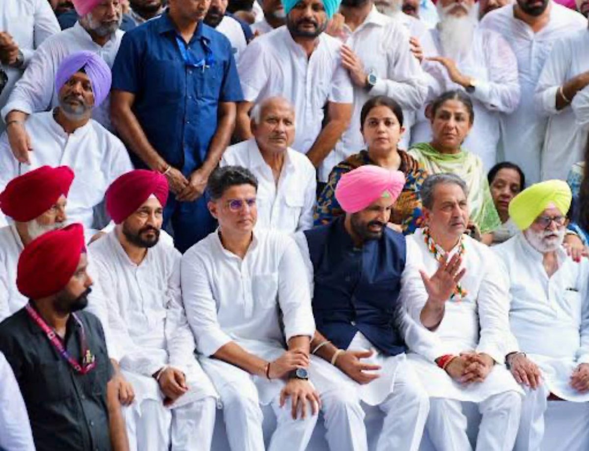SachinPilot's tweet photo. ਪੰਜਾਬ ਦੇ ਲੋਕਾਂ ਦੀ ਆਵਾਜ਼ ਨੂੰ ਕੋਈ ਦਬਾ ਨਹੀਂ ਸਕਦਾ।

ਕਾਂਗਰਸ ਪਾਰਟੀ ਹਰ ਥਾਂ ਲੋਕਾਂ ਦੀ ਆਵਾਜ਼ ਮਜ਼ਬੂਤੀ ਨਾਲ ਚੁੱਕਦੀ ਆਈ ਹੈ ਤੇ ਹਮੇਸ਼ਾ ਚੁੱਕਦੀ ਰਹੇਗੀ। ਇੱਕ ਪਰਿਵਾਰ ਨੇ ਆਪਣਾ ਪਿਆਰਾ ਸਿਰਫ਼ ਇਸ ਲਈ ਗੁਆਇਆ ਕਿਉਂਕਿ ਉਹਨੇ ਪੰਜਾਬ ਸਰਕਾਰ ਤੋਂ ਨਸ਼ਿਆਂ ‘ਤੇ ਸਵਾਲ ਕੀਤਾ। ਤੇ ਇੱਕ ਸਵਾਲ ਦੀ ਕੀਮਤ ਉਹਨਾਂ ਨੂੰ ਆਪਣੀ ਜਾਨ ਦੇ ਕੇ ਚੁਕਾਉਣੀ ਪਈ, ਗੁਲਜ਼ਾਰ ਸਿੰਘ ਜੀ ਨੂੰ ਇਨਸਾਫ਼ ਮਿਲਣਾ ਚਾਹੀਦਾ ਹੈ। ਪੰਜਾਬ ਦੇ ਲੋਕਾਂ ਦੇ ਮਨ ਵਿੱਚ ਇਹ ਵਿਸ਼ਵਾਸ ਹੋਣਾ ਚਾਹੀਦਾ ਹੈ ਕਿ ਉਨ੍ਹਾਂ ਦੀ ਆਵਾਜ਼ ਨੂੰ ਕੁਚਲਿਆ ਨਹੀਂ ਜਾ ਸਕਦਾ ਅਤੇ ਉਨ੍ਹਾਂ ਨੂੰ ਡਰਾਇਆ ਨਹੀਂ ਜਾ ਸਕਦਾ।

ਇਸ ਤਾਨਾਸ਼ਾਹੀ ਖ਼ਿਲਾਫ਼ ਲੜਾਈ ਹਰ ਨਾਗਰਿਕ ਦੀ ਹੈ ਜੋ ਆਪਣੇ ਅਧਿਕਾਰਾਂ ਲਈ ਸਵਾਲ ਚੁੱਕਦਾ ਹੈ ਤੇ ਸਰਕਾਰ ਦੀ ਤਾਨਾਸ਼ਾਹੀ ਖ਼ਿਲਾਫ਼ ਖੜ੍ਹੇ ਹੋਣ ਦੀ ਹਿੰਮਤ ਰੱਖਦਾ ਹੈ।

@RahulGandhi  @priyankagandhi 
@RajaBrar_INC  @CHARANJITCHANNI @Partap_Sbajwa @Sukhjinder_INC @VijayIndrSingla @PargatSOfficial @SurajThakurINC @Dalvi_INC @INCIndia @INCPunjab