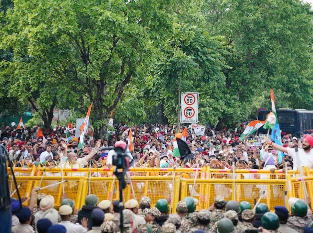 SachinPilot's tweet photo. ਪੰਜਾਬ ਦੇ ਲੋਕਾਂ ਦੀ ਆਵਾਜ਼ ਨੂੰ ਕੋਈ ਦਬਾ ਨਹੀਂ ਸਕਦਾ।

ਕਾਂਗਰਸ ਪਾਰਟੀ ਹਰ ਥਾਂ ਲੋਕਾਂ ਦੀ ਆਵਾਜ਼ ਮਜ਼ਬੂਤੀ ਨਾਲ ਚੁੱਕਦੀ ਆਈ ਹੈ ਤੇ ਹਮੇਸ਼ਾ ਚੁੱਕਦੀ ਰਹੇਗੀ। ਇੱਕ ਪਰਿਵਾਰ ਨੇ ਆਪਣਾ ਪਿਆਰਾ ਸਿਰਫ਼ ਇਸ ਲਈ ਗੁਆਇਆ ਕਿਉਂਕਿ ਉਹਨੇ ਪੰਜਾਬ ਸਰਕਾਰ ਤੋਂ ਨਸ਼ਿਆਂ ‘ਤੇ ਸਵਾਲ ਕੀਤਾ। ਤੇ ਇੱਕ ਸਵਾਲ ਦੀ ਕੀਮਤ ਉਹਨਾਂ ਨੂੰ ਆਪਣੀ ਜਾਨ ਦੇ ਕੇ ਚੁਕਾਉਣੀ ਪਈ, ਗੁਲਜ਼ਾਰ ਸਿੰਘ ਜੀ ਨੂੰ ਇਨਸਾਫ਼ ਮਿਲਣਾ ਚਾਹੀਦਾ ਹੈ। ਪੰਜਾਬ ਦੇ ਲੋਕਾਂ ਦੇ ਮਨ ਵਿੱਚ ਇਹ ਵਿਸ਼ਵਾਸ ਹੋਣਾ ਚਾਹੀਦਾ ਹੈ ਕਿ ਉਨ੍ਹਾਂ ਦੀ ਆਵਾਜ਼ ਨੂੰ ਕੁਚਲਿਆ ਨਹੀਂ ਜਾ ਸਕਦਾ ਅਤੇ ਉਨ੍ਹਾਂ ਨੂੰ ਡਰਾਇਆ ਨਹੀਂ ਜਾ ਸਕਦਾ।

ਇਸ ਤਾਨਾਸ਼ਾਹੀ ਖ਼ਿਲਾਫ਼ ਲੜਾਈ ਹਰ ਨਾਗਰਿਕ ਦੀ ਹੈ ਜੋ ਆਪਣੇ ਅਧਿਕਾਰਾਂ ਲਈ ਸਵਾਲ ਚੁੱਕਦਾ ਹੈ ਤੇ ਸਰਕਾਰ ਦੀ ਤਾਨਾਸ਼ਾਹੀ ਖ਼ਿਲਾਫ਼ ਖੜ੍ਹੇ ਹੋਣ ਦੀ ਹਿੰਮਤ ਰੱਖਦਾ ਹੈ।

@RahulGandhi  @priyankagandhi 
@RajaBrar_INC  @CHARANJITCHANNI @Partap_Sbajwa @Sukhjinder_INC @VijayIndrSingla @PargatSOfficial @SurajThakurINC @Dalvi_INC @INCIndia @INCPunjab