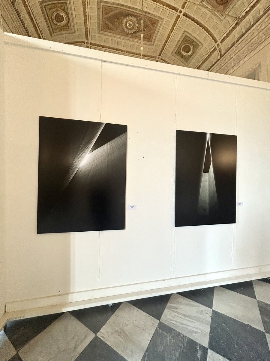 GPuntelli's tweet photo. Le stanze degli angeli e il vento della storia sopra Berlino di Federica Marin, a mia cura, ha portato nel Salone degli Svizzeri a Palazzo Ducale  a Massa la riflessione sulla storia attraverso un punto di vista inedito nel quale l’architettura abbraccia la meditazione dell’anima. La mostra è visitabile fino al 20 settembre e per la mia conversazione con il maestro clicca qui https://t.co/Pj6zHJkk9c