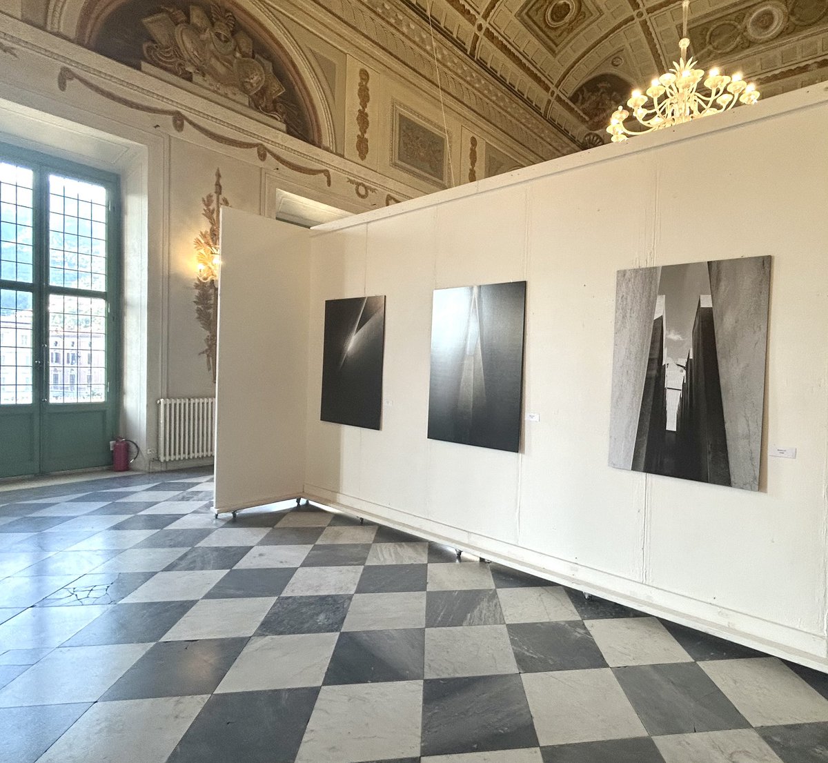 GPuntelli's tweet photo. Le stanze degli angeli e il vento della storia sopra Berlino di Federica Marin, a mia cura, ha portato nel Salone degli Svizzeri a Palazzo Ducale  a Massa la riflessione sulla storia attraverso un punto di vista inedito nel quale l’architettura abbraccia la meditazione dell’anima. La mostra è visitabile fino al 20 settembre e per la mia conversazione con il maestro clicca qui https://t.co/Pj6zHJkk9c