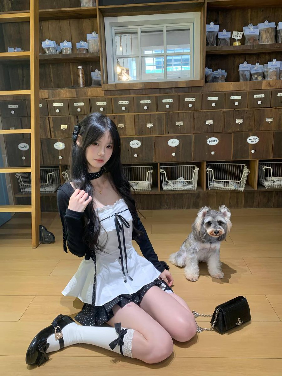 JeriCockernak's tweet photo. 本人19岁            
是高三女学生      
日常除了在遛猫就在追动漫         
不知道会不会有男生加v跟我聊天🥹              
 是本人。 真的是本人 https://t.co/iHBUwF7rze