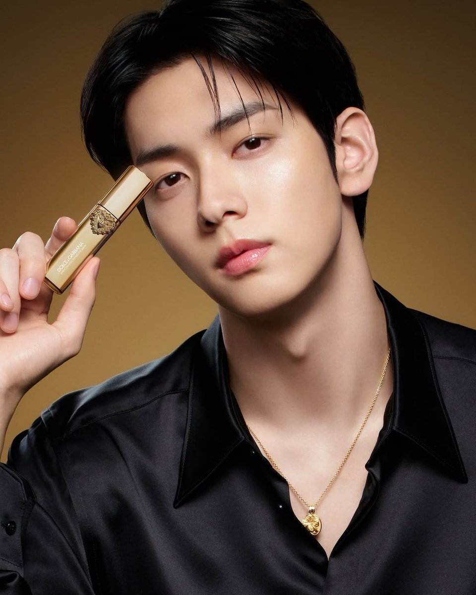 L0VELYBEOMIE's tweet photo. this is a face that deserves to be on every billboard in south korea https://t.co/sfzwAKa7VS