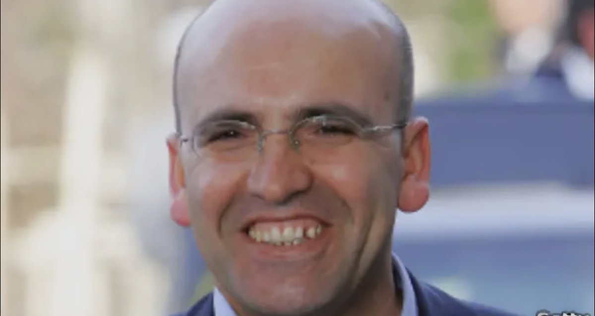 huseyindemir641's tweet photo. Yurt dışına yabancı yatırımcı aramaya gitti bulamadı, içeride elde kalan kendi vatandaşını öpmeye başladı. Herkes battı kurduğunuz ekonomi sistemi ile gurur duyun ! #borsa #bist100 https://t.co/3KMT040HIi