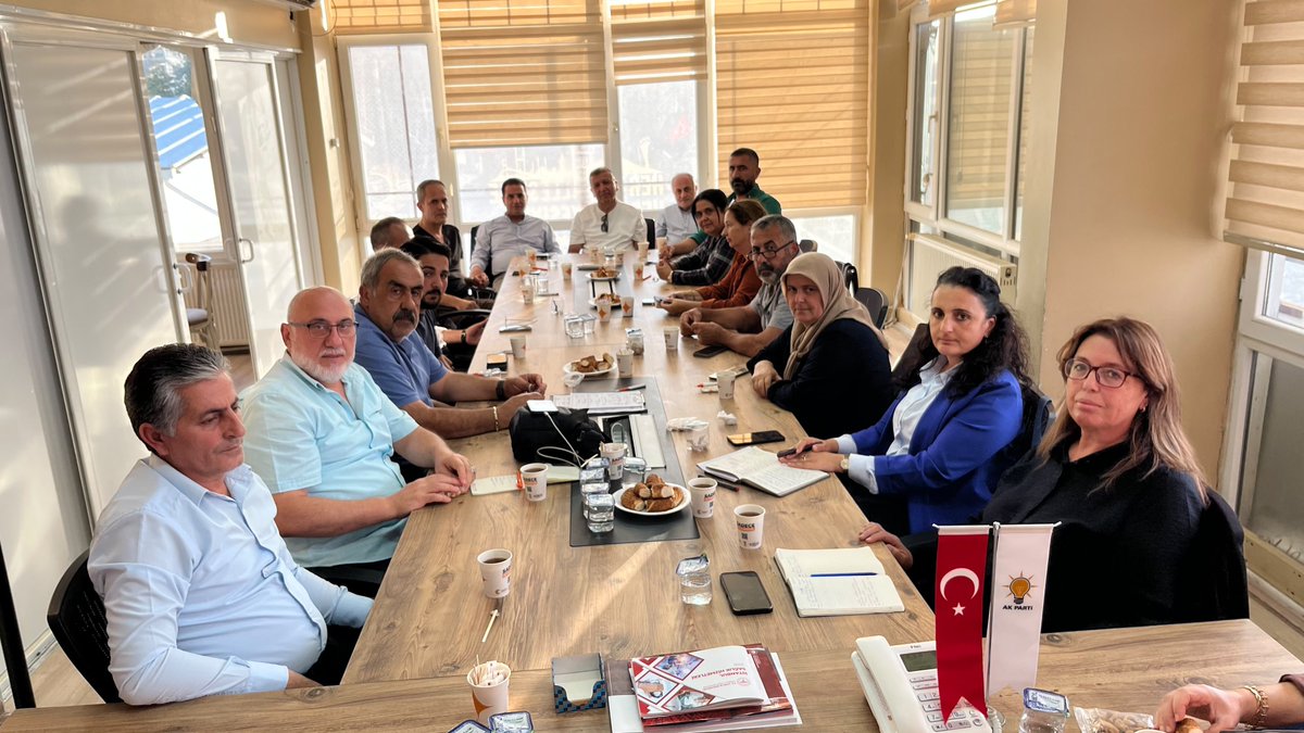 AdalarAkparti's tweet photo. İl Koordinatörümüz 
Sn. @zeynettin_aydin 
İlçe Başkanımız Sn. @sinasen1 
başkanlığında haftalık yönetim kurulu toplantısı icra edildi.

@abdullahozdemir 
@akpartiistanbul https://t.co/FVnujD0hBN