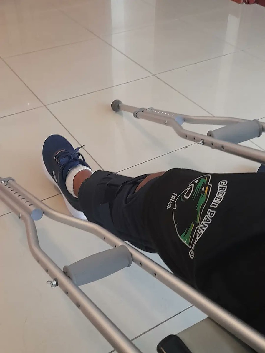 lorenaeluiz's tweet photo. Post atrasado: la primera lesión de Ale y visita a Urgencias. Fue duro, pero su disciplina, terapias y apoyo hicieron la diferencia. Ya recibió el alta y vuelve a Educación Física y al basket. Orgullosa de ti, Ale. https://t.co/AXO3dad6Hl