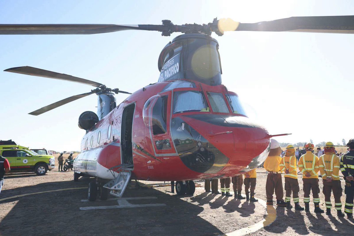 reddeemergencia's tweet photo. ¡Chile cuenta con una nueva aeronave para el combate de incendios! 🚁 El helicóptero CH-47D Chinook llegó a Chile y se dirige a su base en Chillán. Con capacidad para lanzar 10.000 litros de agua por vuelo y una velocidad de traslado de 220 km/h, es un refuerzo clave para combatir #incendiosforestales