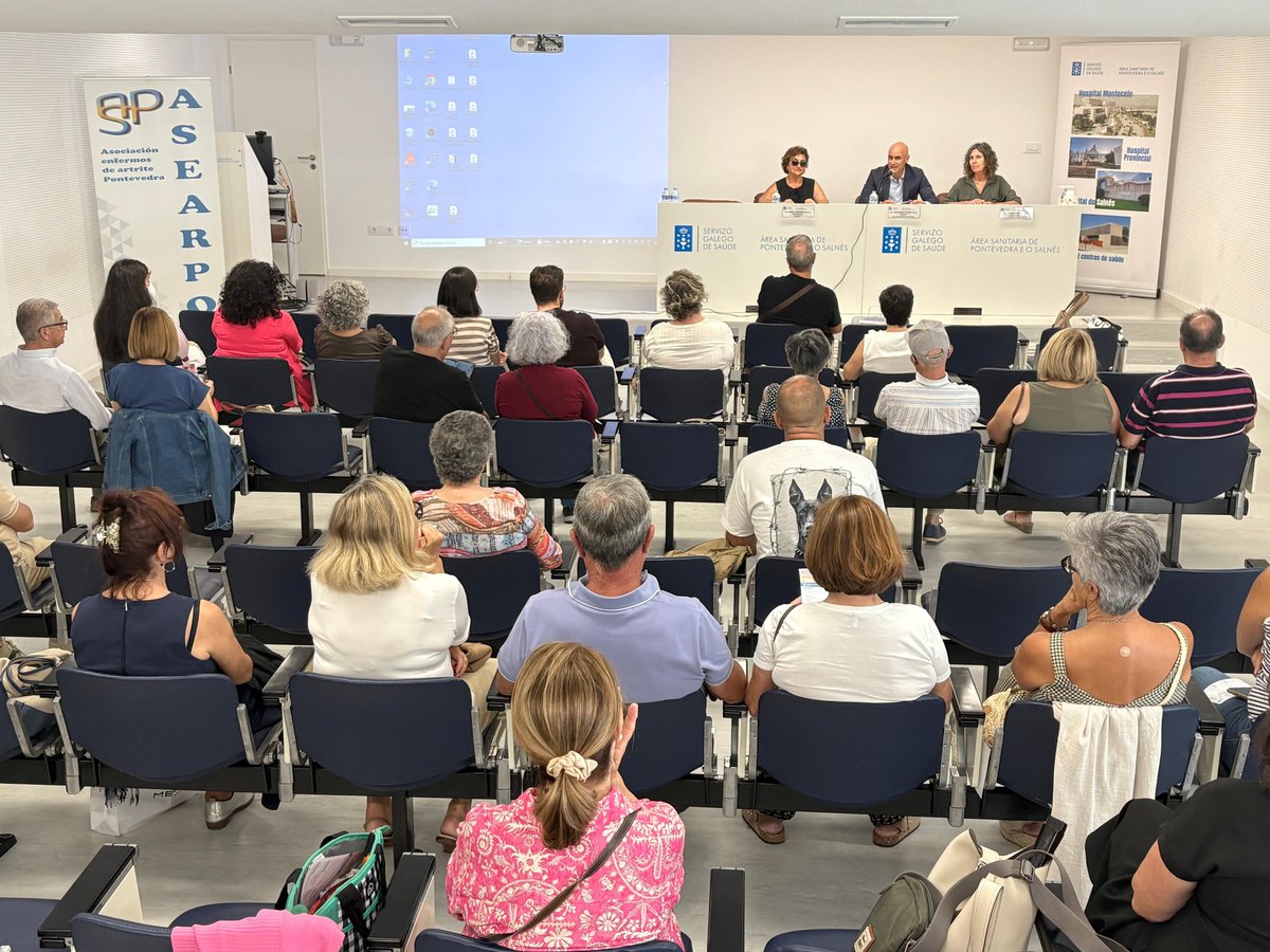 Asearpo's tweet photo. Inaugura nuestra jornada el gerente del área sanitaria de @ponsalsergas José Flores Arias, junto a la Dra. Susana Romero, jefa del servicio de reumatología y nuestra presidenta Mabel Avendaño.
Destacaron el continuo esfuerzo por mejorar la sanidad y la labor de las asociaciones https://t.co/HgURLUYugy