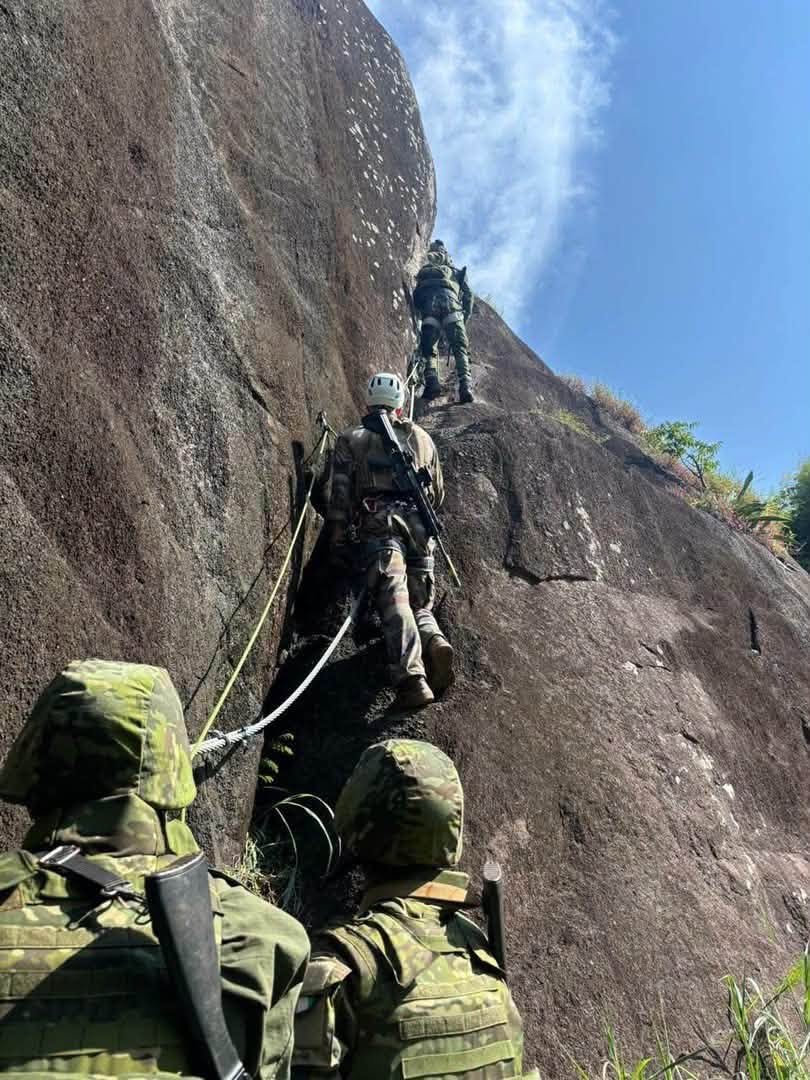 Ivoirowsky's tweet photo. đ«đ·đšđźâïžCoopĂ©ration CĂŽte dâIvoire-France : Du 7 au 17 septembre 2026, le Bataillon dâinfanterie montagne des FACI-Forces ArmĂ©es de CĂŽte dâIvoire et un dĂ©tachement de Chasseurs alpins français sâentraĂźnent ensemble Ă #Man dans la rĂ©gion du Tonkpi. #StrongerTogether #PrepaOps https://t.co/8HycQL38SY