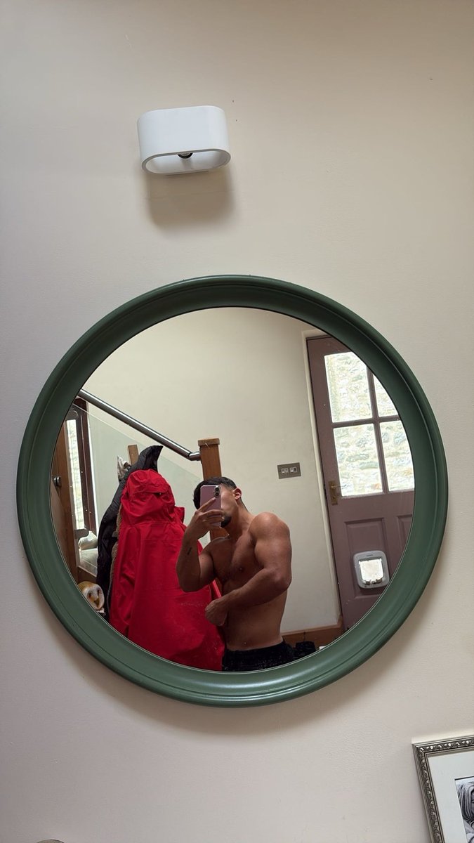 MisterWoodd's tweet photo. Face, feet or muscle?? https://t.co/riM2SOK9t5