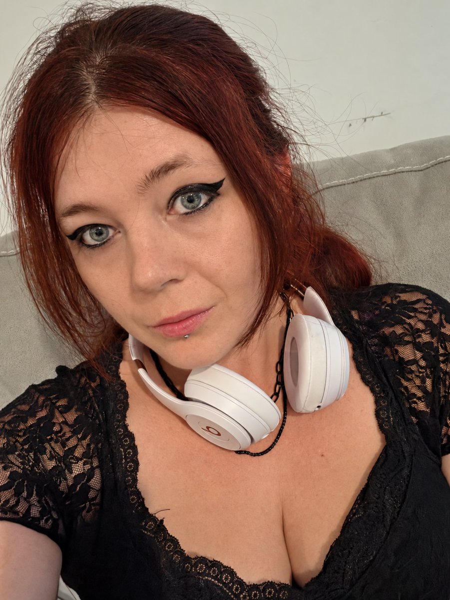 BellaMariePearl's tweet photo. Red hair, black lace, winged liner… behaving was never really the plan 😈🖤

Come get a little closer, I promise I only bite when I’m in the mood 💋

#BellaMariePearl #Redhead #AltGirl #GothGirl #BlackLace #BratEnergy #ContentCreator https://t.co/DcWZObums9